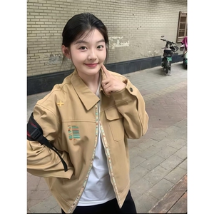 卡其色刺绣短款外套女秋季美式复古设计感正肩运动夹克翻领棒球服图片
