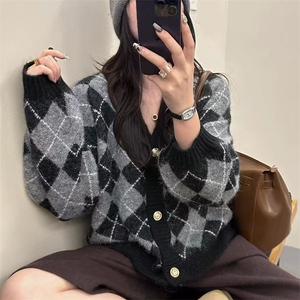 2025秋冬季新款宽松减龄菱格V领针织开衫短款毛衣外套女时尚百搭图片