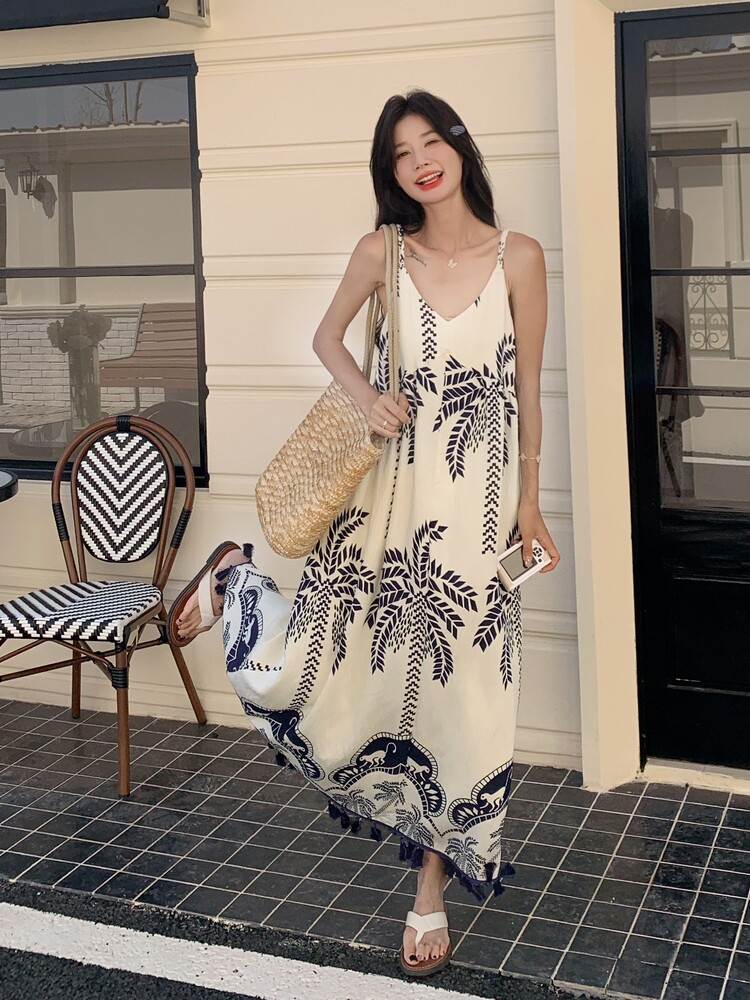 海边度假松弛感吊带连衣裙女2025年夏季新款印花流苏气质休闲长裙,女装连衣裙,诺蝶