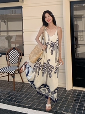 海边度假松弛感吊带连衣裙女2025年夏季新款印花流苏气质休闲长裙，女装连衣裙，诺蝶