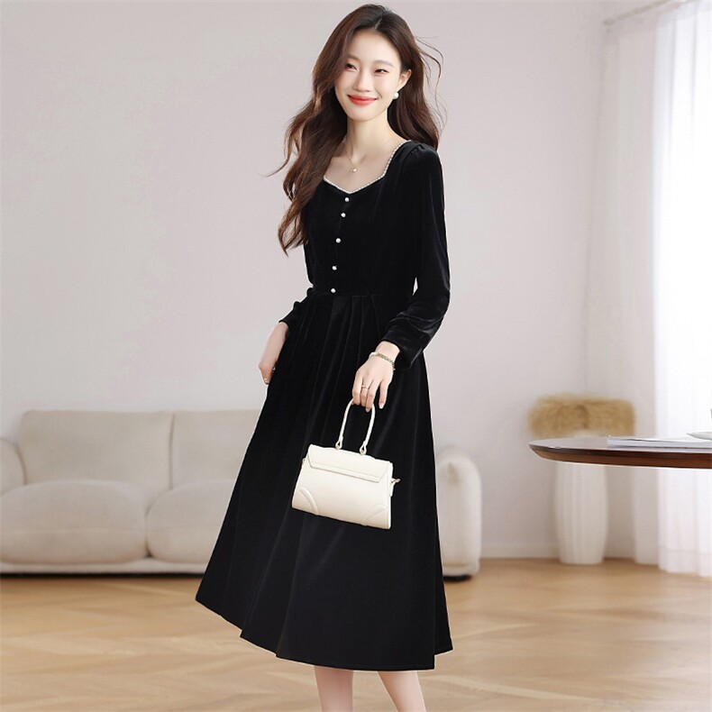 2026新款法式温柔风黑色丝绒连衣裙春季方领收腰显瘦气质中长裙，女装连衣裙，艾米