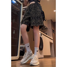 黑绿色