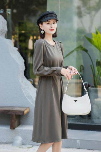 秋装连衣裙、，女装连衣裙，雪飞诗