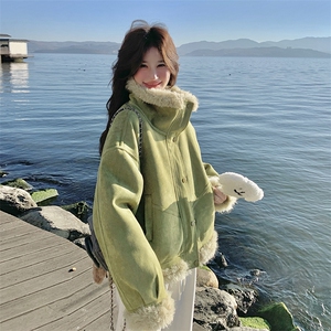 绿色皮毛一体羊羔毛外套女2025冬季新款设计感保暖加厚小个子夹克图片