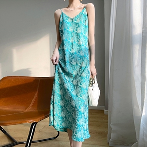 新中式提花V领吊带连衣裙女醋酸缎面高腰国风长裙高级感A字裙夏季