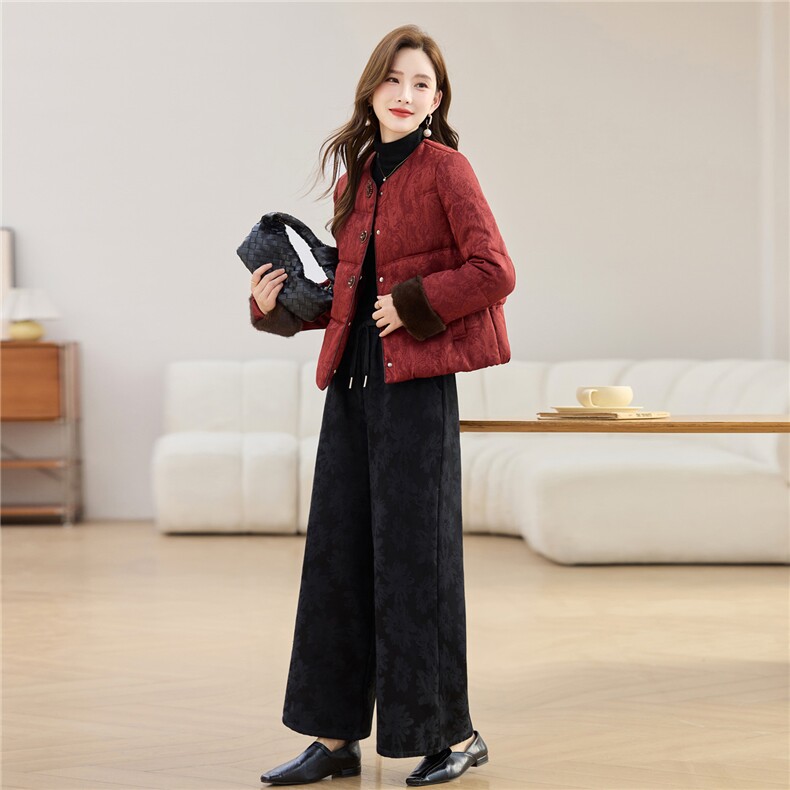 现货主推2025年冬装新款羽绒服复古提花加绒加厚套装女休闲阔腿裤,女装羽绒服,璐依舞