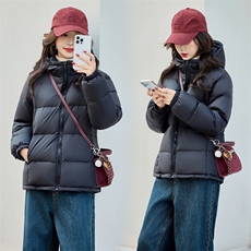 黑色百搭加厚连帽羽绒服女时尚修身显瘦5层分格冬天保暖外套，女装羽绒服，梦懿尔