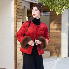 新中式2025年冬季新年主推款盘扣提花暗纹可拆卸真狐狸袖毛羽绒服，女装羽绒服，乐吉娜