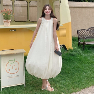 夏季新高级感文艺范连衣裙2025气质女神范温柔风浪漫绝美挂脖长裙图片