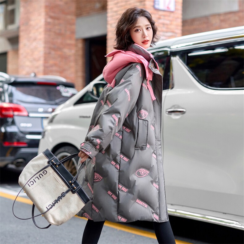 设计感印花撞色羽绒服女中长款2024冬新款加厚保暖连帽白鸭绒外套,女装羽绒服,雅静靓衣