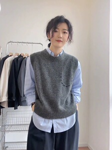 灰色叠穿圆领针织马甲女秋冬外搭刺绣毛衣坎肩小个子羊毛背心图片