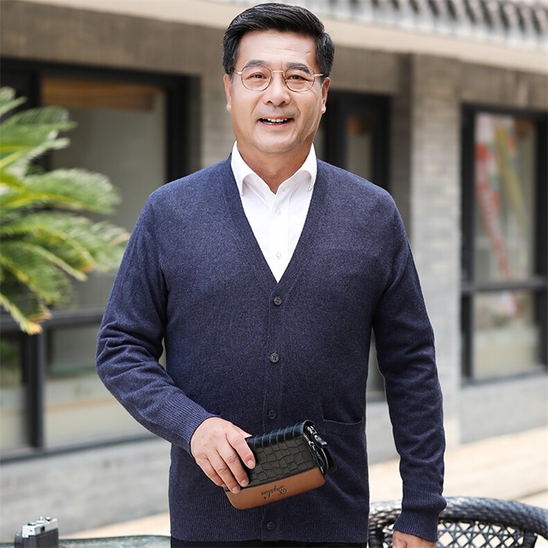 2024秋冬新款中老年男款V领纽扣纯色经典开衫,男装羊绒开衫,衣恋羊绒