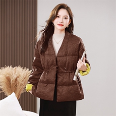 2025冬装新款90白鸭绒新中式盘扣V领羽绒服外套，女装羽绒服，雪樱依海