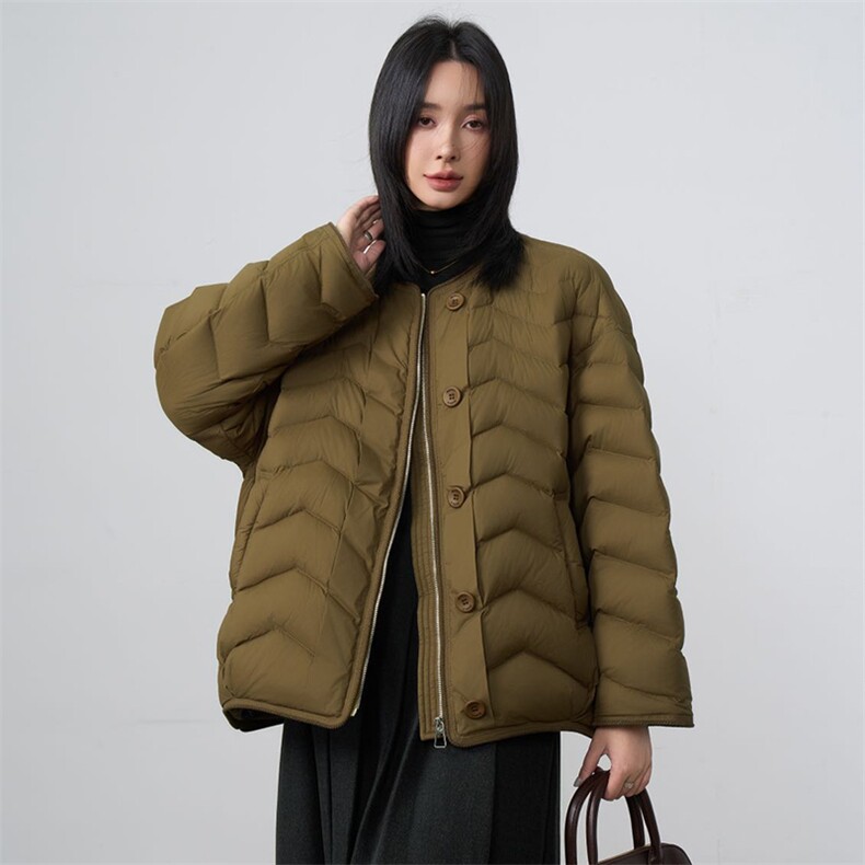 2025年冬季常规白鸭绒保暖休闲风90白鸭绒现货,女装羽绒服,阳光伊恋