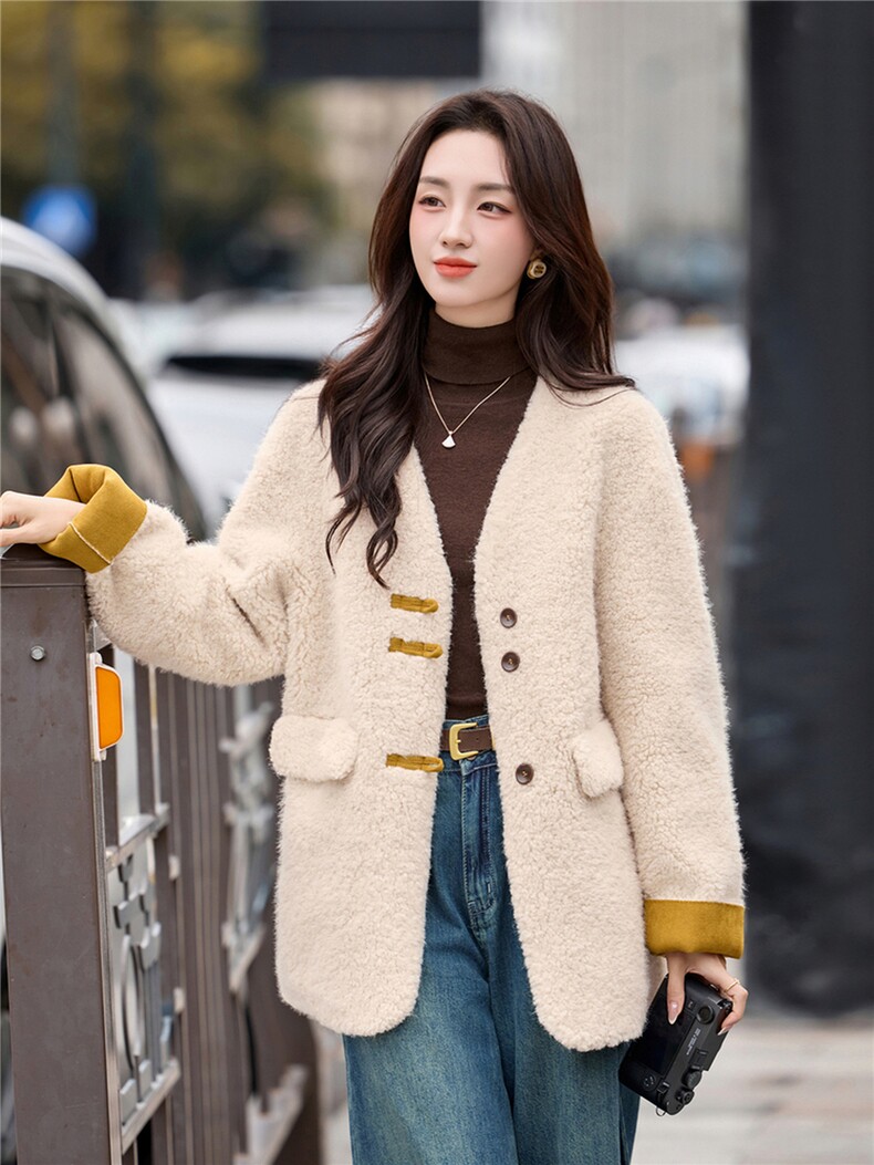 2025年冬季新款配小包皮毛一体休闲宽松外套,女装羊羔毛/颗粒绒,乐吉娜