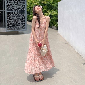 法式温柔粉色碎花吊带连衣裙女2025夏季新款度假风v领显瘦长裙图片