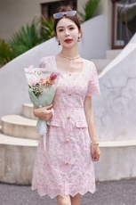 时尚印花刺绣连衣裙女夏季2025新款显瘦气质高质感连衣裙，女装连衣裙，英标秀（1C119）