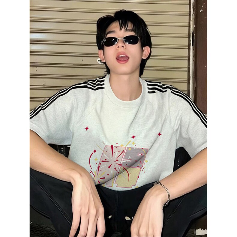 抖音得物品质二开240克宽松纯棉美式潮牌印花三条杠中性风短袖T恤,男装T恤,电商A486