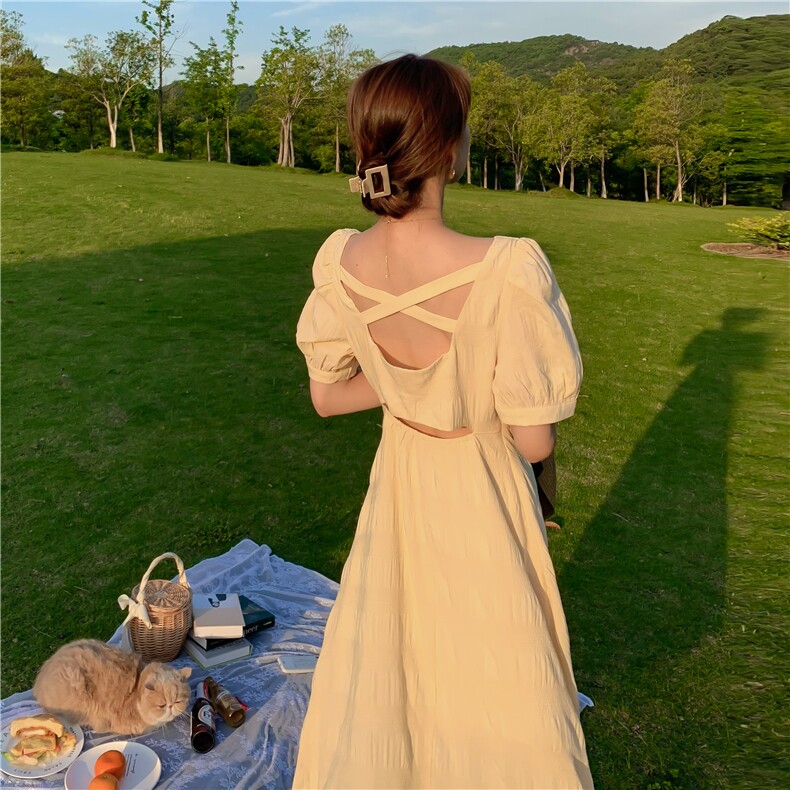 2024年夏天女赫本风可盐可甜法式方领淡黄色长裙露背小心机连衣裙,女装连衣裙,安雅