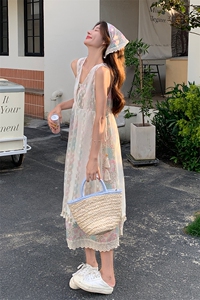 夏季穿搭一整套女2025新款慵懒度假风蕾丝罩裙碎花吊带长裙图片