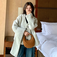 韩系浅灰色配围巾v领毛呢外套女秋冬2025新款设计减龄时髦厚大衣，女装毛呢外套，纯色衣恋