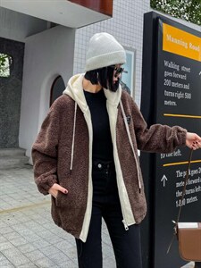 帽子拼色皮毛外套图片