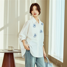 白色慵懒刺绣翻领衬衫女春季新款宽松气质衬衣设计感小众圆弧上衣，女装衬衫，梦懿尔