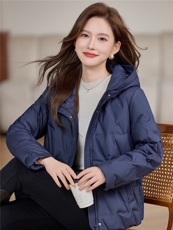 现货2025年冬季时尚休闲连帽保暖优雅羽绒服，女装羽绒服，依恋蒂丝