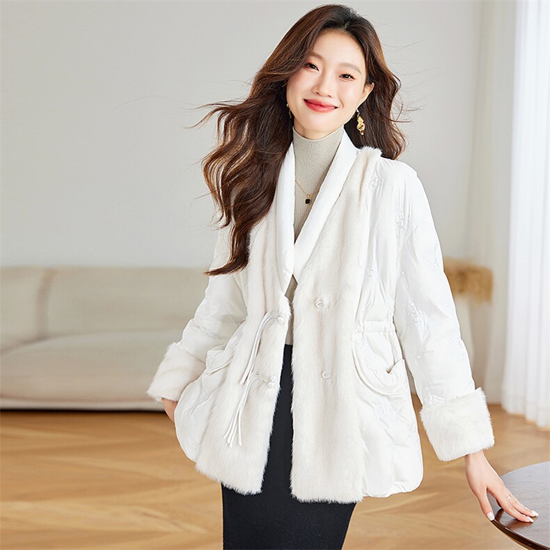 新中式羽绒服女2024新款冬季女款白色女士刺绣白鸭绒皮草外套，女装羽绒服，浙宝281