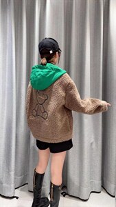 珠片绣加帽子的撞色搭配 今年皮毛一体的天花板图片