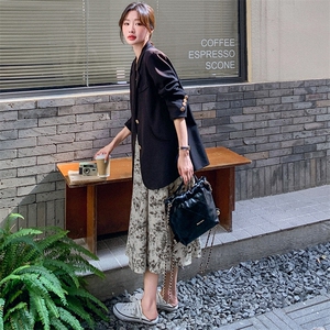设计感碎花连衣裙西装两件套女春秋季2025新款今年流行的时尚套装图片