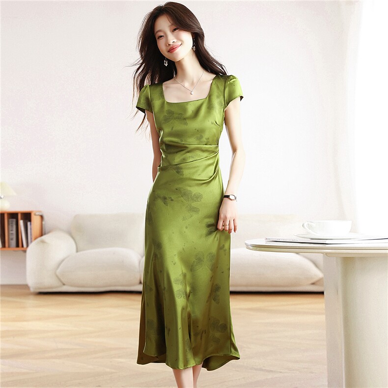 2026夏季新款绿色蝴蝶印花连衣裙方领泡泡袖收腰开叉缎面气质裙，女装连衣裙，艾米
