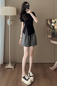 女夏穿搭时尚套装宽松显瘦圆领不规则开叉设计上衣提花短裤两件套图片
