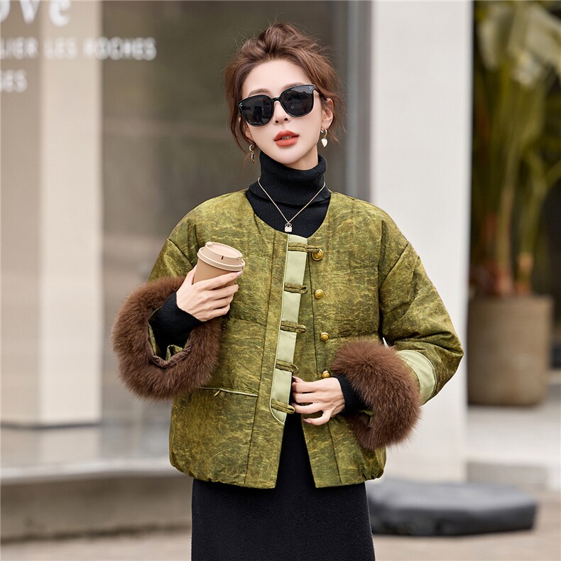 现货。现货。2025年冬季短款新中式羽绒真狐狸毛新款羽绒服,女装羽绒服,艾仟回(原伊仟回)