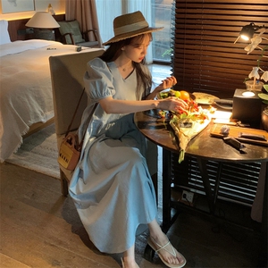 浅蓝色泡泡袖v领连衣裙女2024夏季新款法式简约气质宽松过膝长裙图片