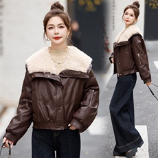 现货。现货。2024年皮衣拼接仿羊羔毛白鸭绒短款羽绒服，女装羽绒服，艾仟回(原伊仟回)