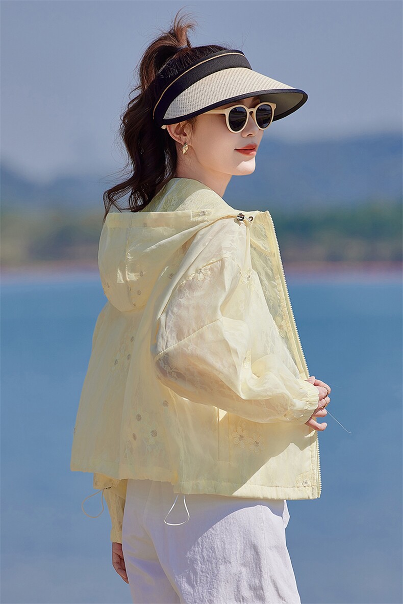今年流行独特花花立领白色外套女春2025新款小个子防晒棒球服夹克,女装短外套,靓衣阁