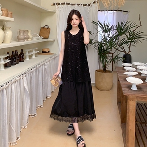 黑色轻熟风亮片拼接蕾丝连衣裙女2025夏季新款法式显瘦无袖背心裙图片