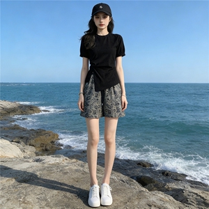 高级感时尚潮流套装女夏新款显瘦圆领开叉上衣阔腿提花短裤两件套图片