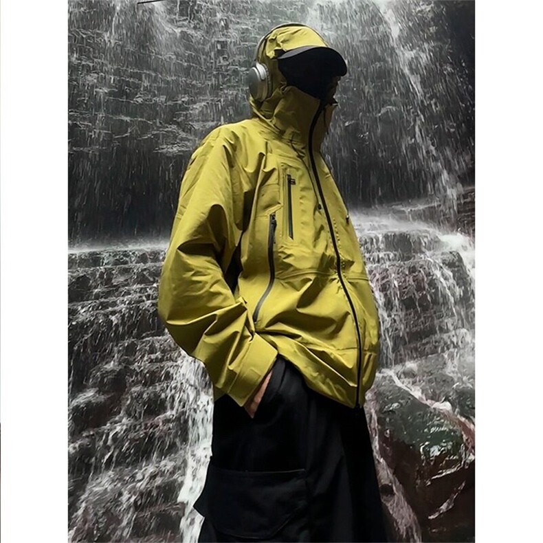 绿色户外冲锋衣外套男款春秋硬壳机能防水爬登山服旅行高级感夹克图片