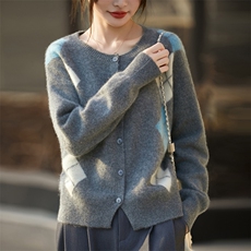 2025年秋季通勤常规时尚百搭通勤简约休闲菱形格拼色开衫，女装羊毛衫，昭美羊绒