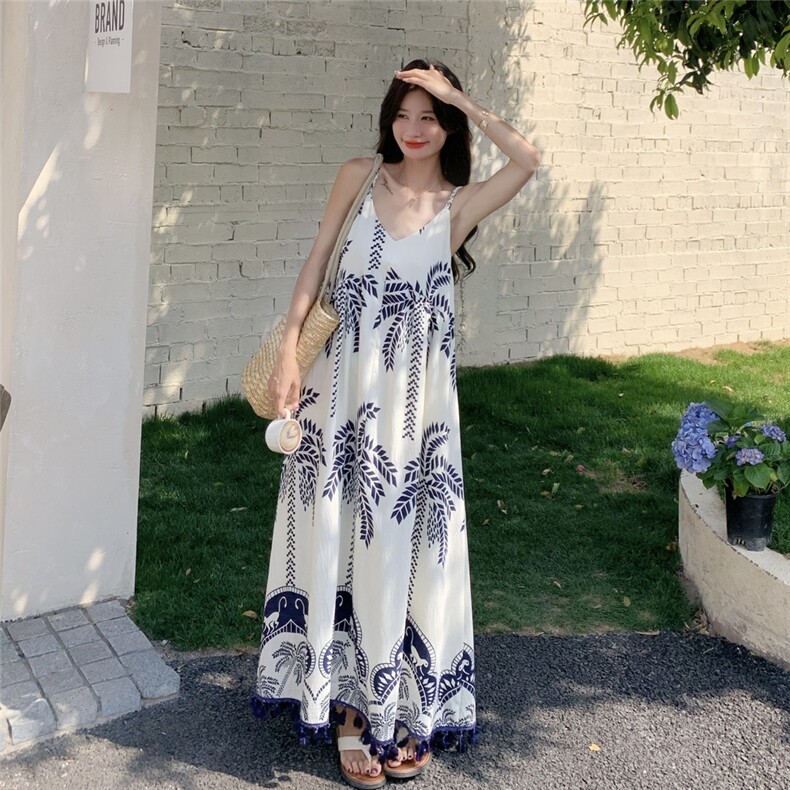 海边度假松弛感吊带连衣裙女2025年夏季新款印花流苏气质休闲长裙，女装连衣裙，诺蝶
