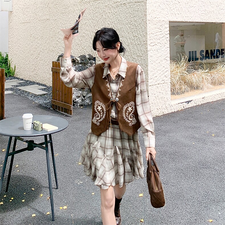 咖色小个子复古绣花马甲连衣裙套装女2025秋新款格纹衬衫裙两件套,女装套装/套裙,1C150