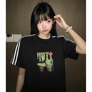 抖音得物高品质二开240克宽松纯棉美式潮牌三条杠织带短袖T恤图片