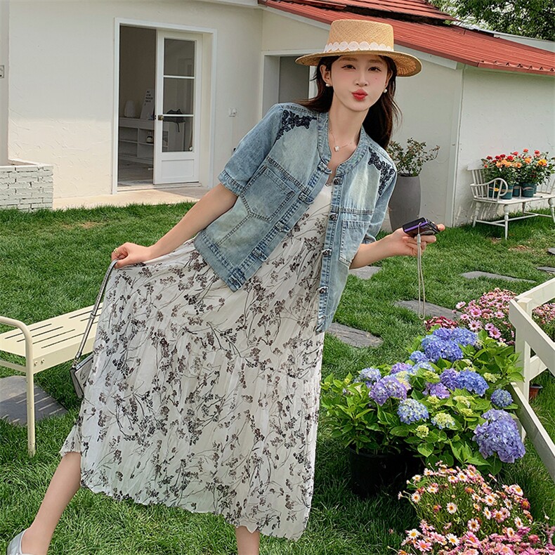 法式甜美蝴蝶碎花挂脖连衣裙女夏2025年新款宽松度假气质仙女长裙,女装套装/套裙,纯色衣恋