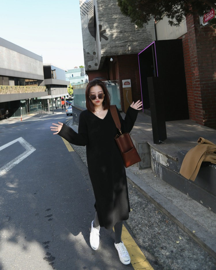 秋冬新款韩版V领中长款过膝长袖针织连衣裙女宽松显瘦打底毛衣裙，女装连衣裙，美莎羊绒