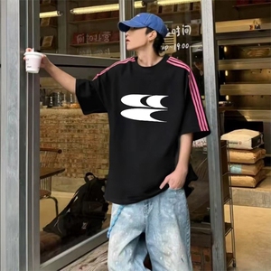 抖音得物品质二开240克宽松纯棉美式潮牌印花三条杠中性风短袖T恤图片