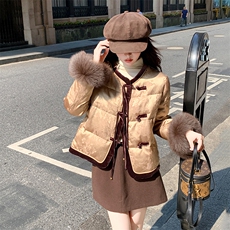 现货！2693款圆领提花料新中式狐狸毛袖短款女式羽绒服，女装羽绒服，衣秀之家
