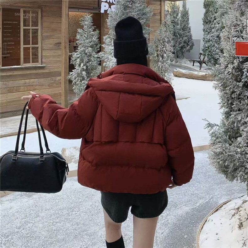 90%白鸭绒2025年冬季有帽可拆短款保暖休闲风厚款羽绒服，女装羽绒服，布依丽人