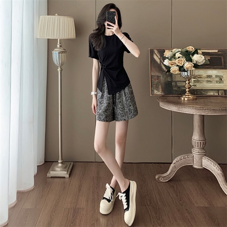 女夏新款时尚减龄套装宽松显瘦圆领不规则开叉上衣提花短裤两件套图片
